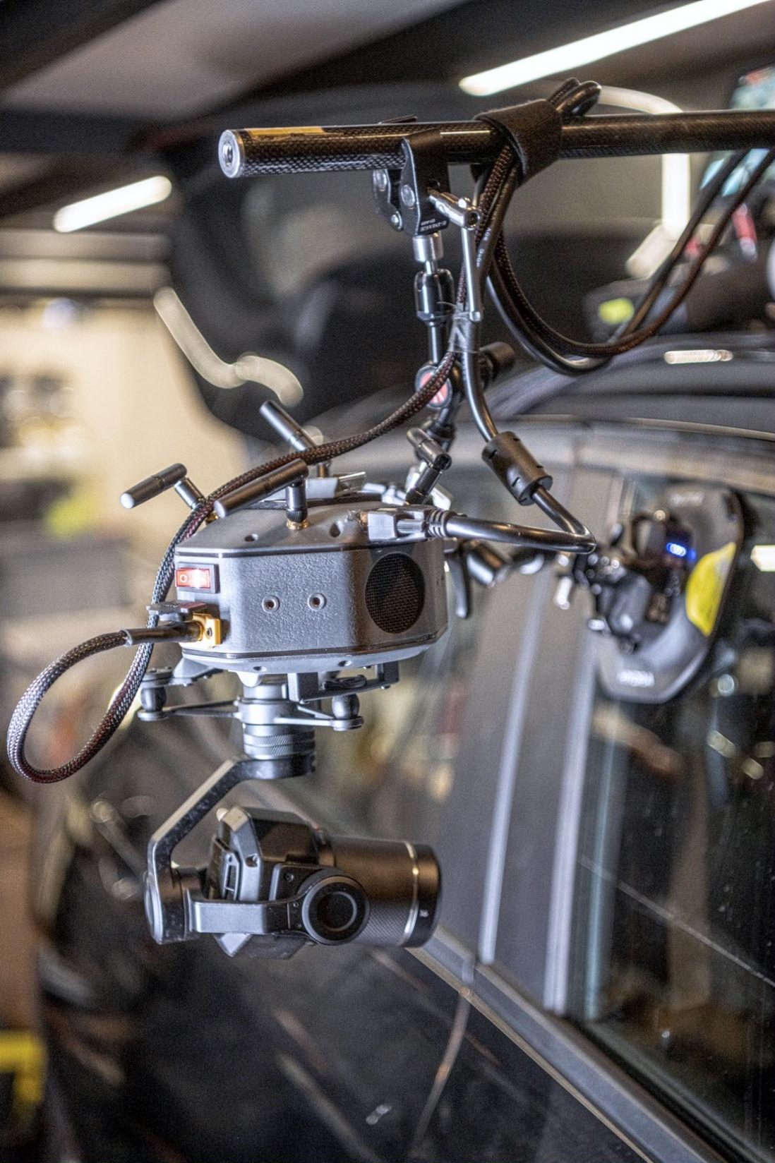 Core X7 montado en el lateral de un coche con brazos articulados