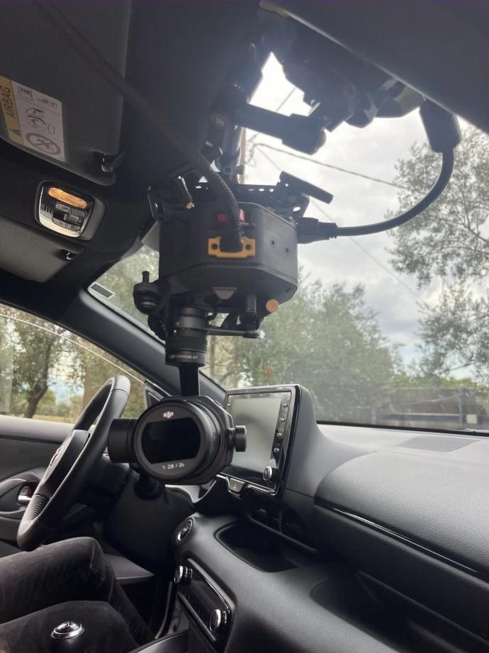 Core X7 colgado delante del volante dentro de un coche